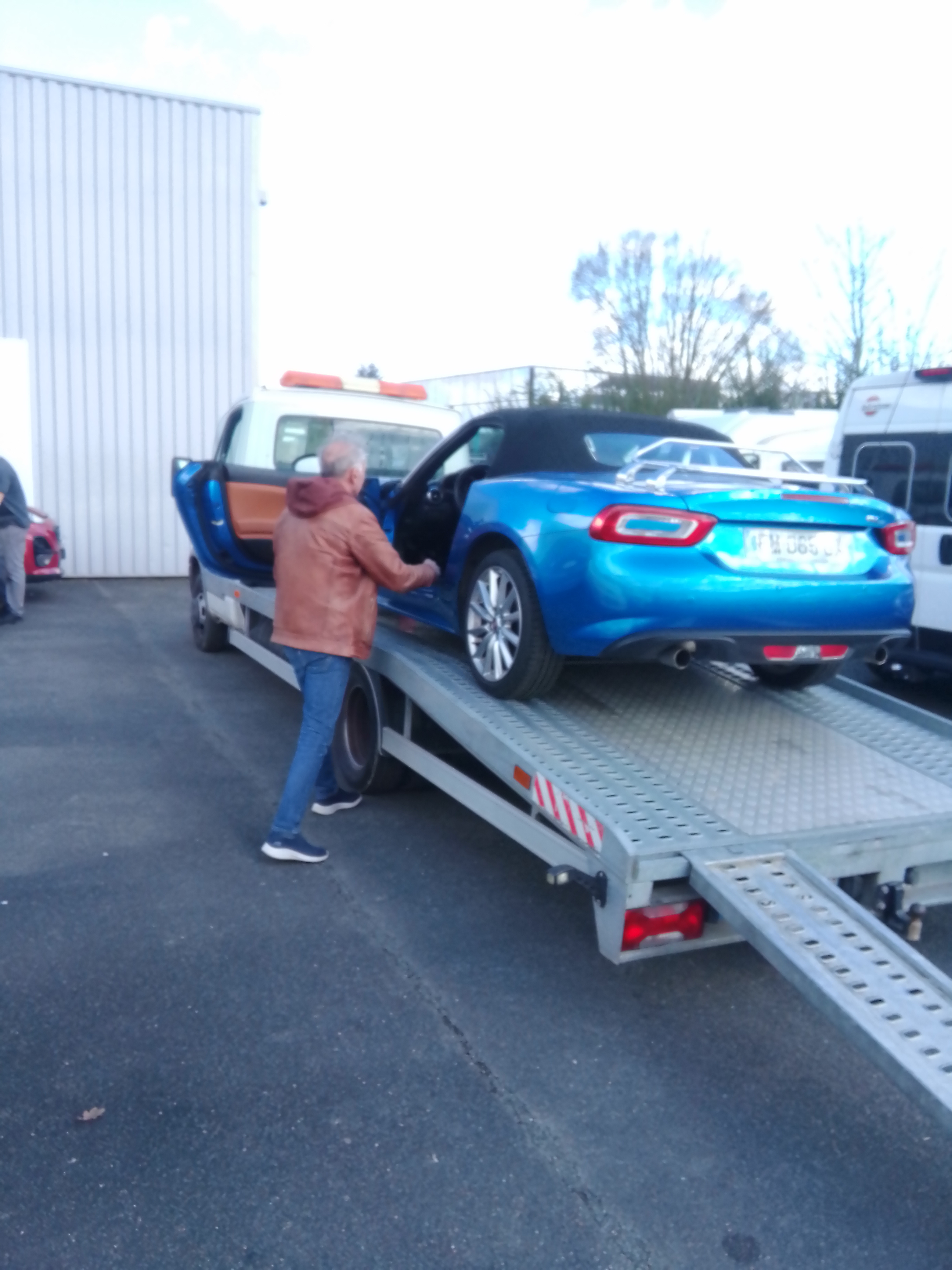 Epave de voiture sur le plateau à angers