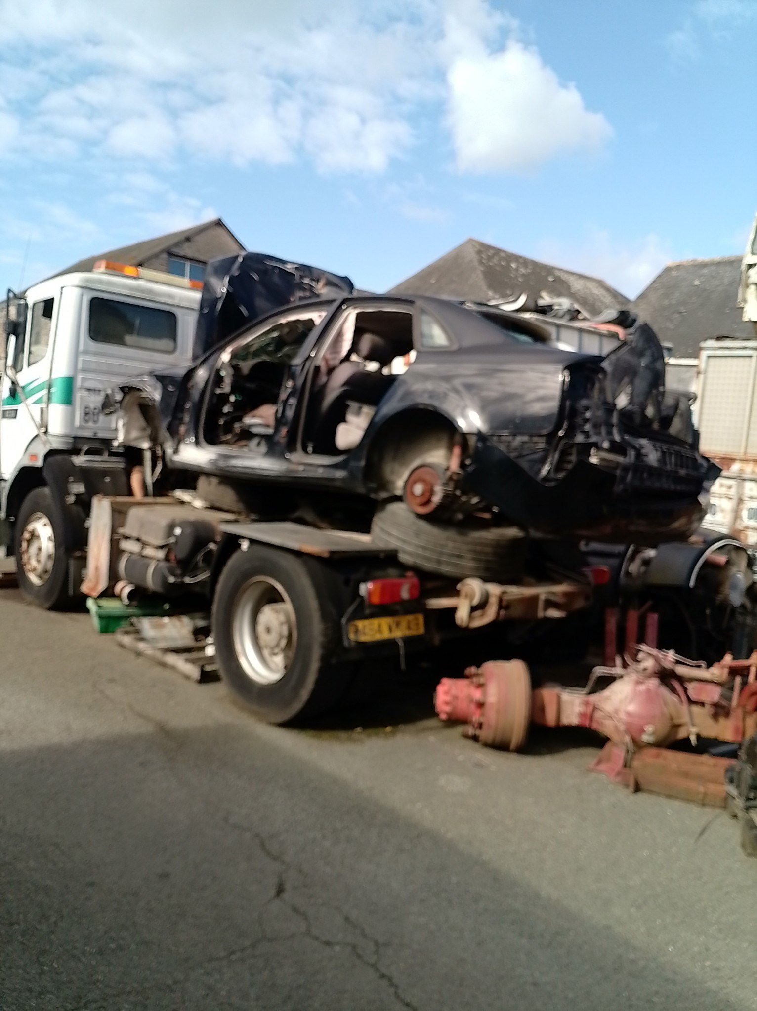 une voiture accidentée qui est emmenée au centre vhu pour destruction